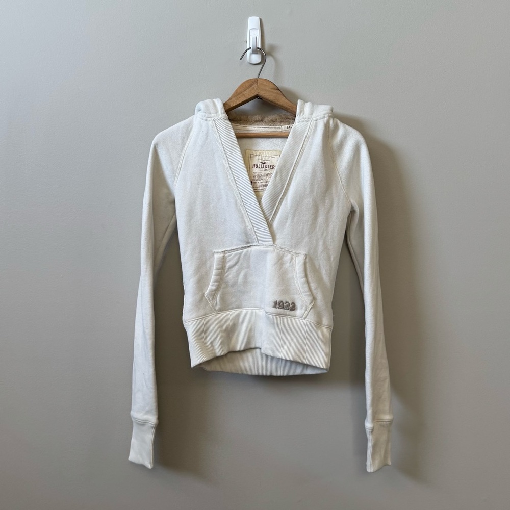 Hollister women’s Vintage Y2K Faux fur lined hood pullover white hoodie